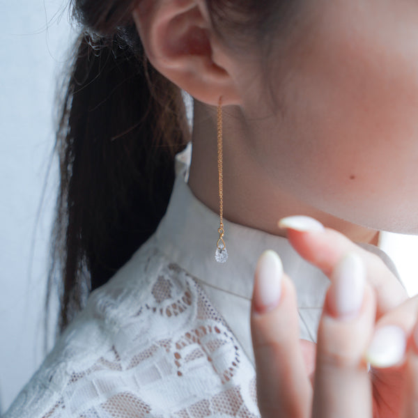 光を透かして煌めくガラス細工のピアス / フローズンウォーター