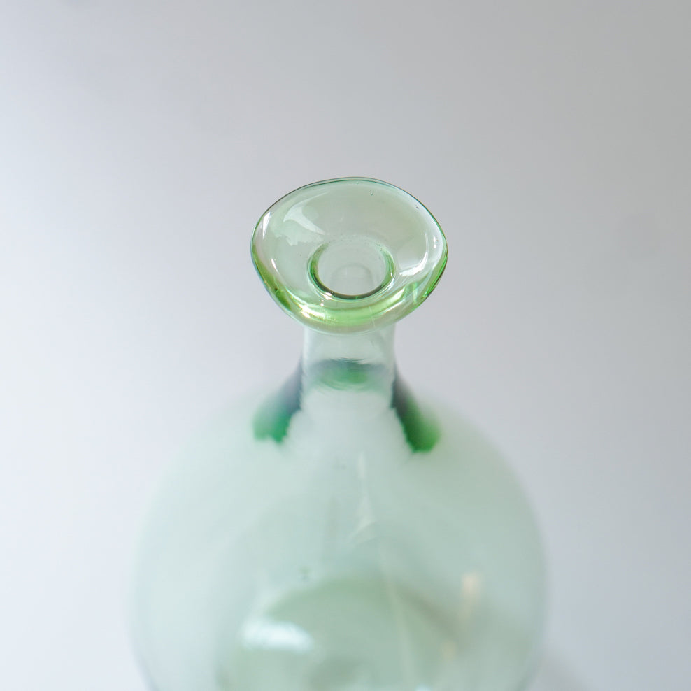 グリーンガラスのフラワーベース【翁再生硝子工房】