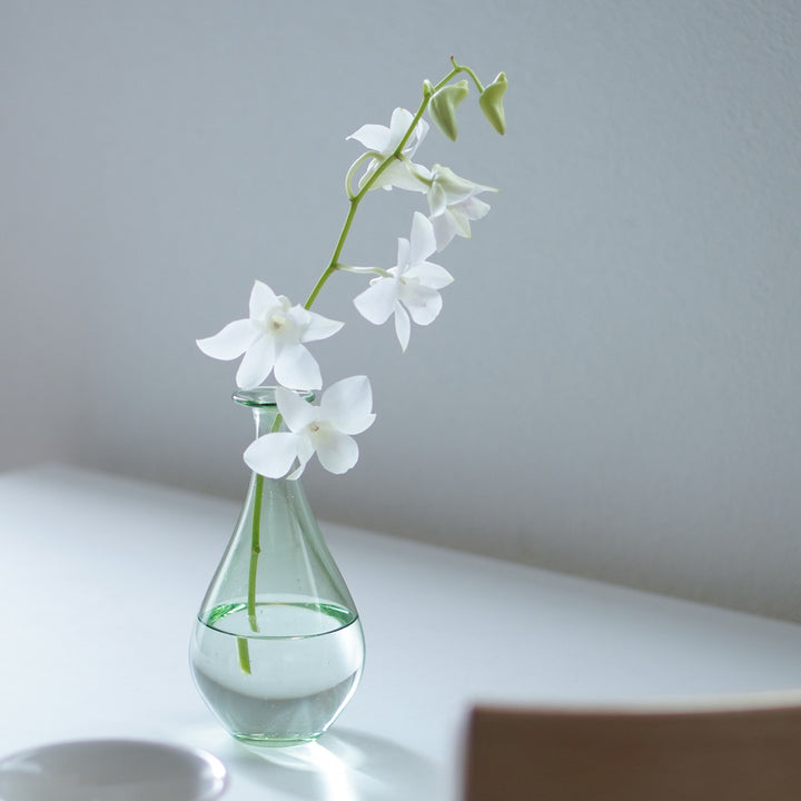 グリーンガラスのフラワーベース【翁再生硝子工房】