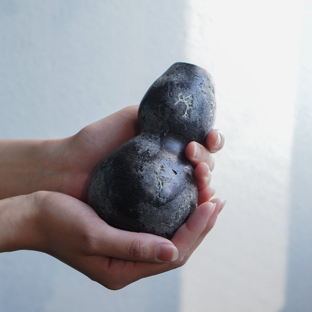 天然精油の香りを楽しめる 蝋素材のフラワーベース