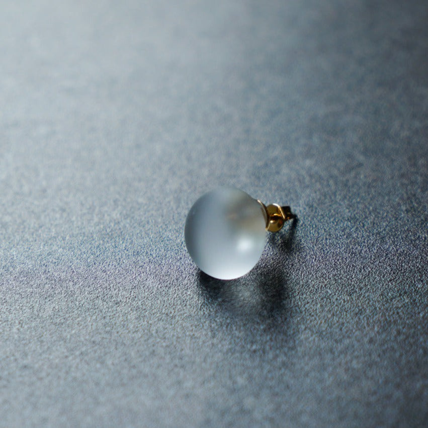 光を透かして煌めくガラス細工のピアス・イヤリング / マユ