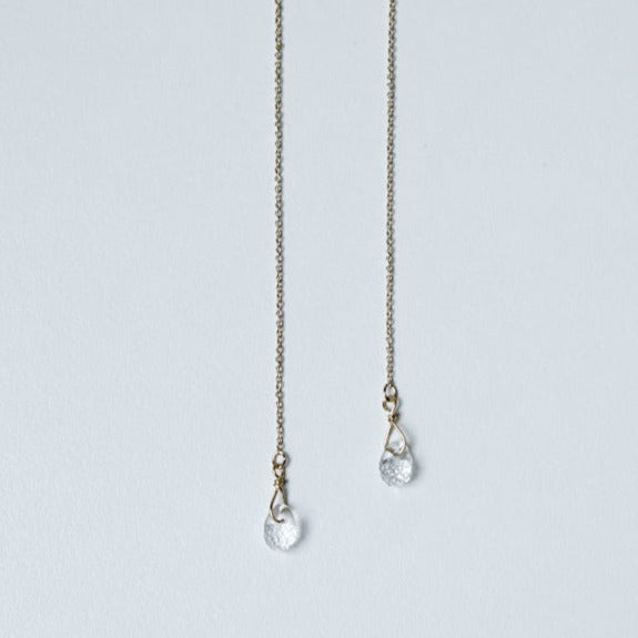 光を透かして煌めくガラス細工のピアス / フローズンウォーター