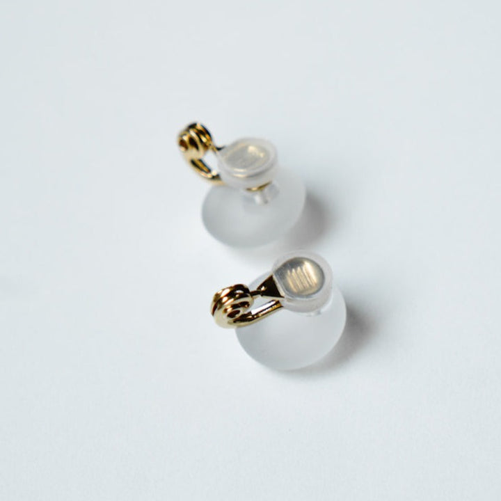 光を透かして煌めくガラス細工のピアス・イヤリング / マユ