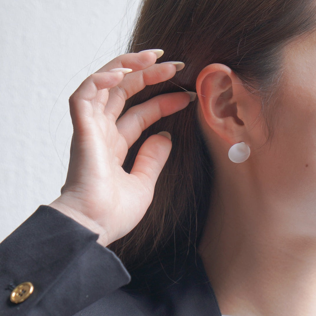 光を透かして煌めくガラス細工のピアス・イヤリング / マユ