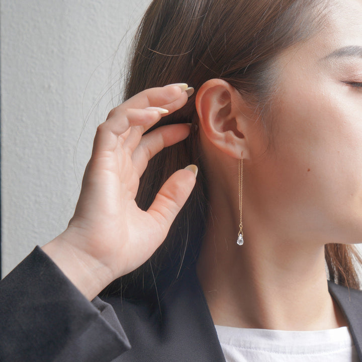 光を透かして煌めくガラス細工のピアス / フローズンウォーター