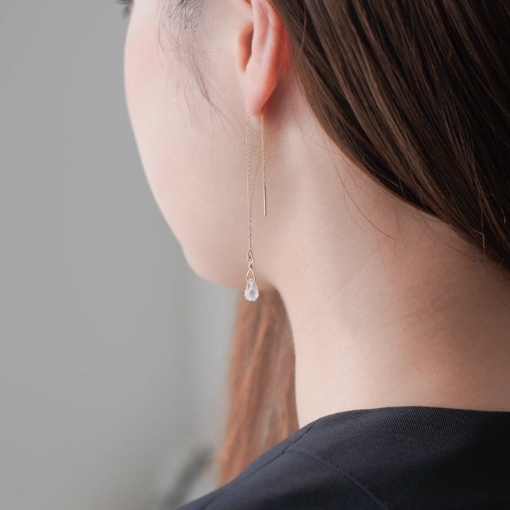 光を透かして煌めくガラス細工のピアス / フローズンウォーター