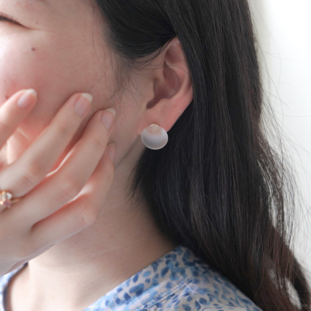 光を透かして煌めくガラス細工のピアス・イヤリング / マユ