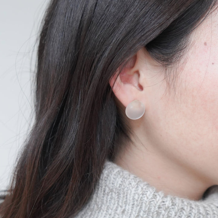 光を透かして煌めくガラス細工のピアス・イヤリング / マユ