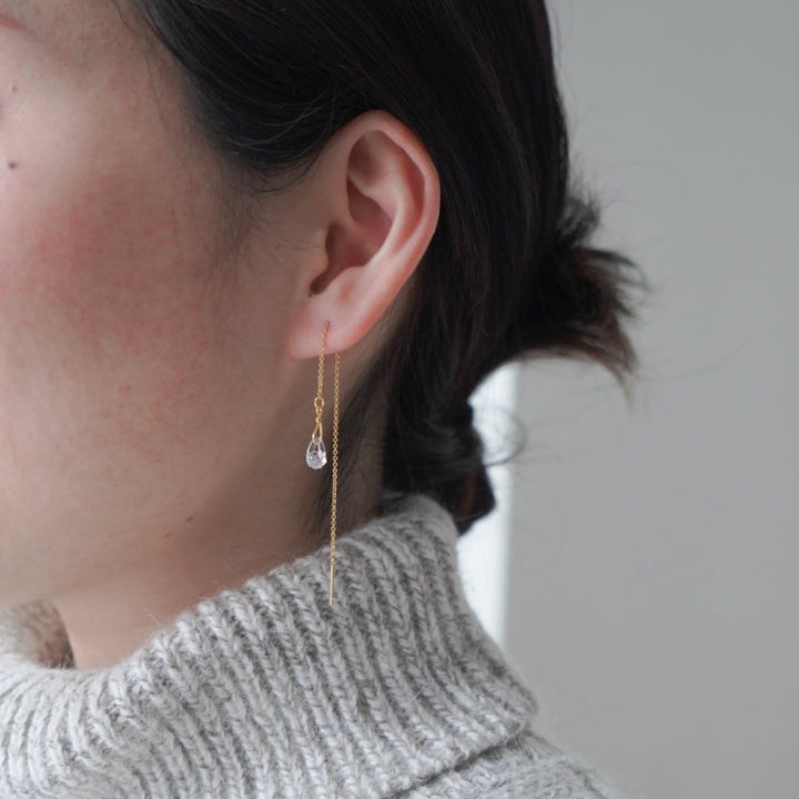 光を透かして煌めくガラス細工のピアス / フローズンウォーター