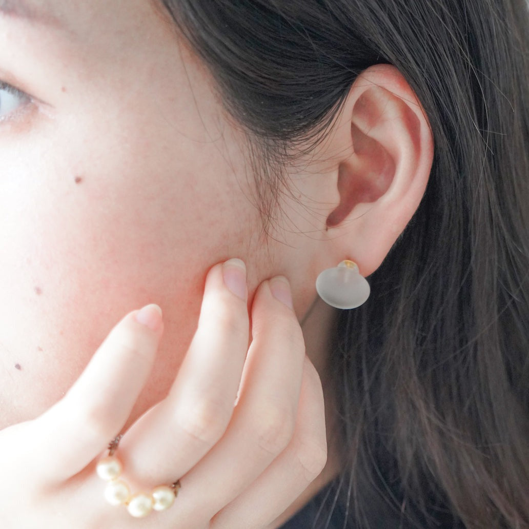 光を透かして煌めくガラス細工のピアス・イヤリング / マユ