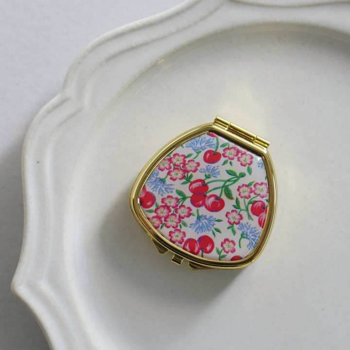 100%ナチュラル処方のリップ&ネイルバーム