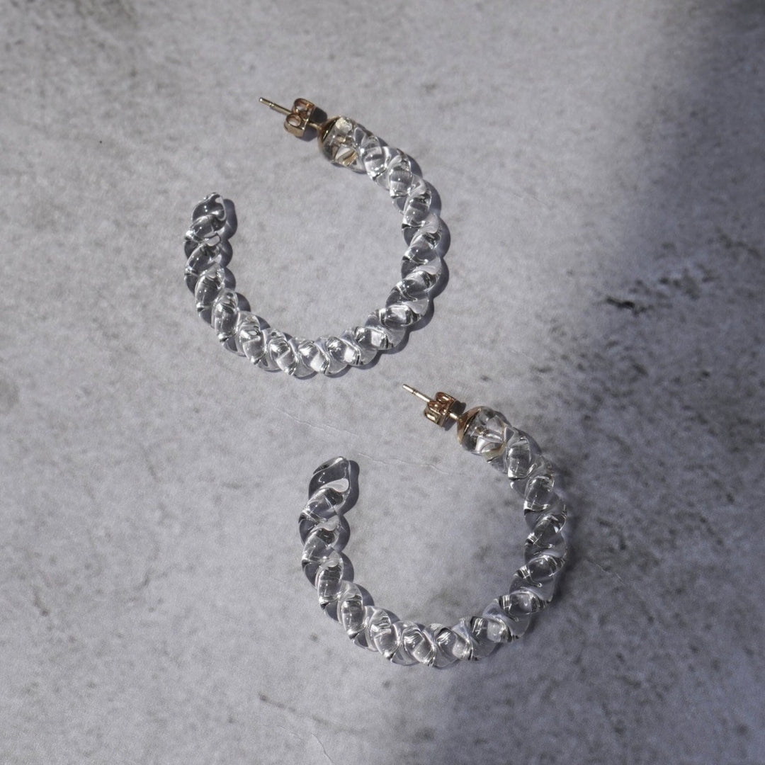 光を透かして煌めくガラス細工のピアス / ネジリ