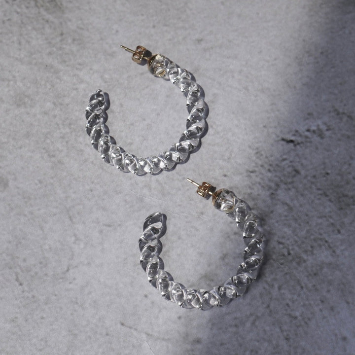 光を透かして煌めくガラス細工のピアス / ネジリ