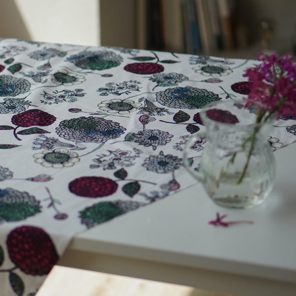 100%コットン素材でできたシックな花柄風呂敷|100×100cm