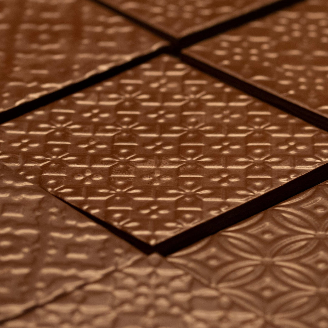 世界のカカオ豆とオーガニックシュガーのみで作ったタイルチョコレート