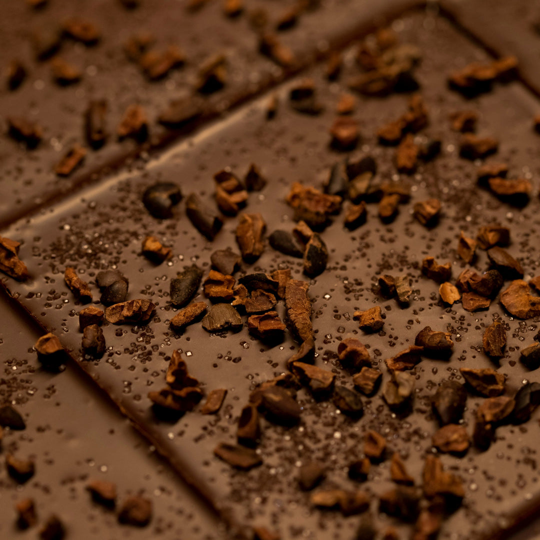 世界のカカオ豆とオーガニックシュガーのみで作ったタイルチョコレート