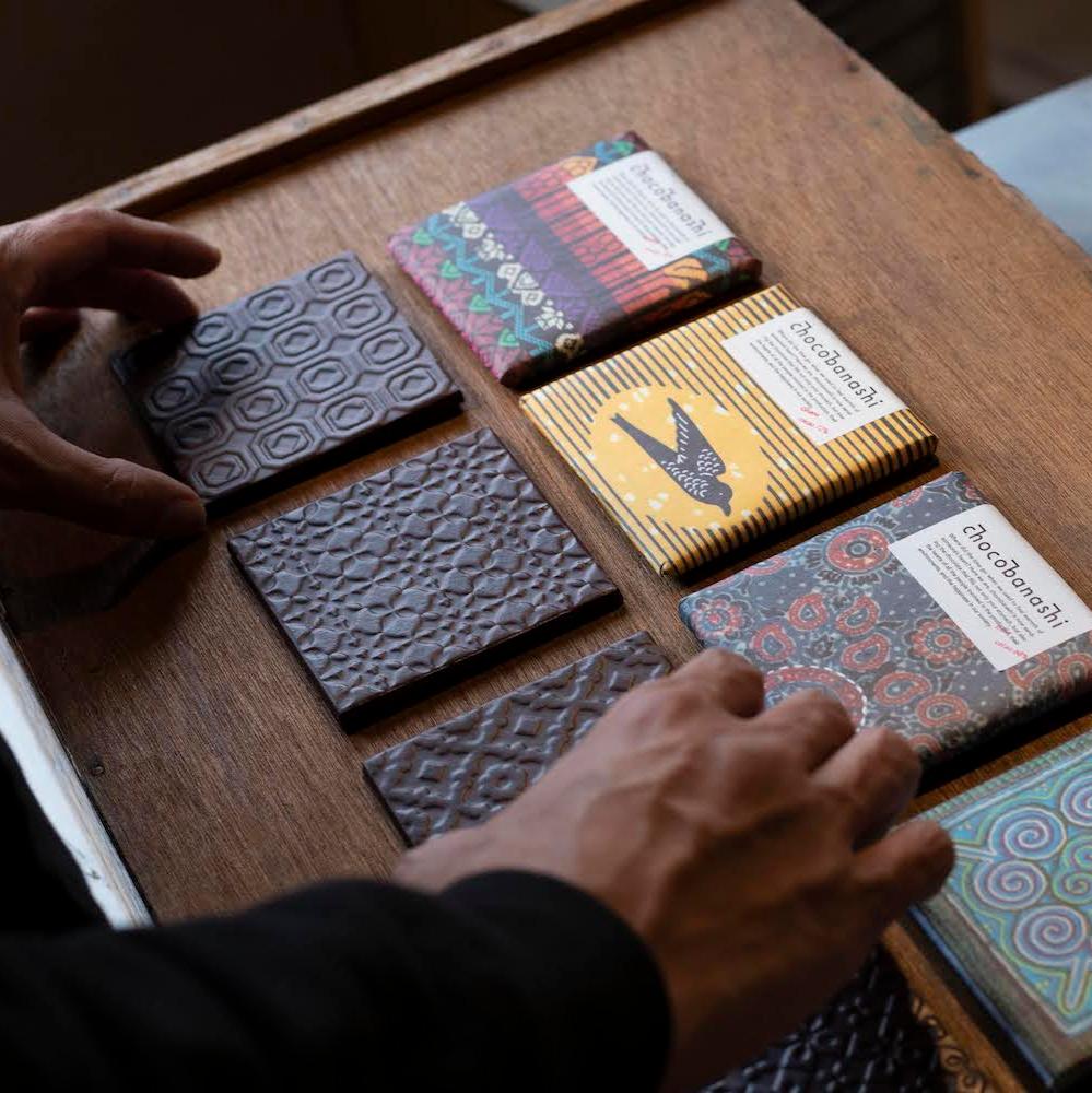 世界のカカオ豆とオーガニックシュガーのみで作ったタイルチョコレート