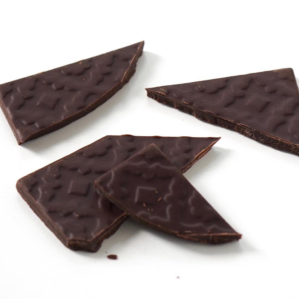 世界のカカオ豆とオーガニックシュガーのみで作ったタイルチョコレート
