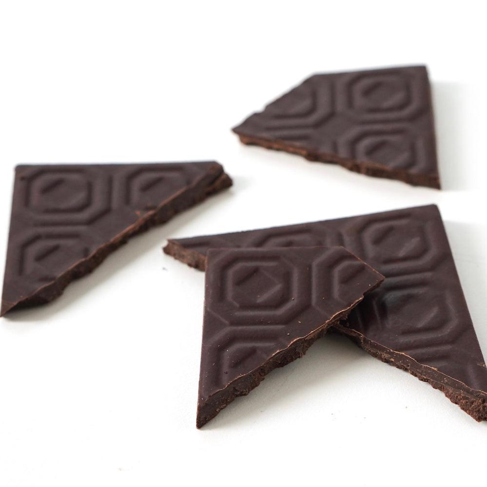 世界のカカオ豆とオーガニックシュガーのみで作ったタイルチョコレート