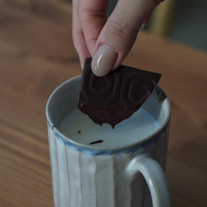 世界のカカオ豆とオーガニックシュガーのみで作ったタイルチョコレート