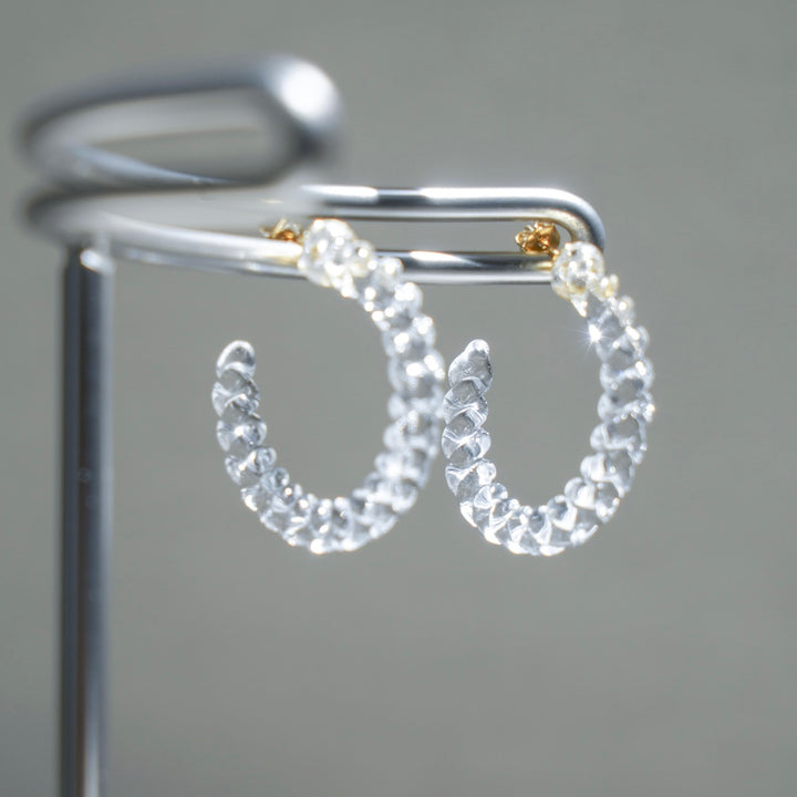 光を透かして煌めくガラス細工のピアス / ネジリ