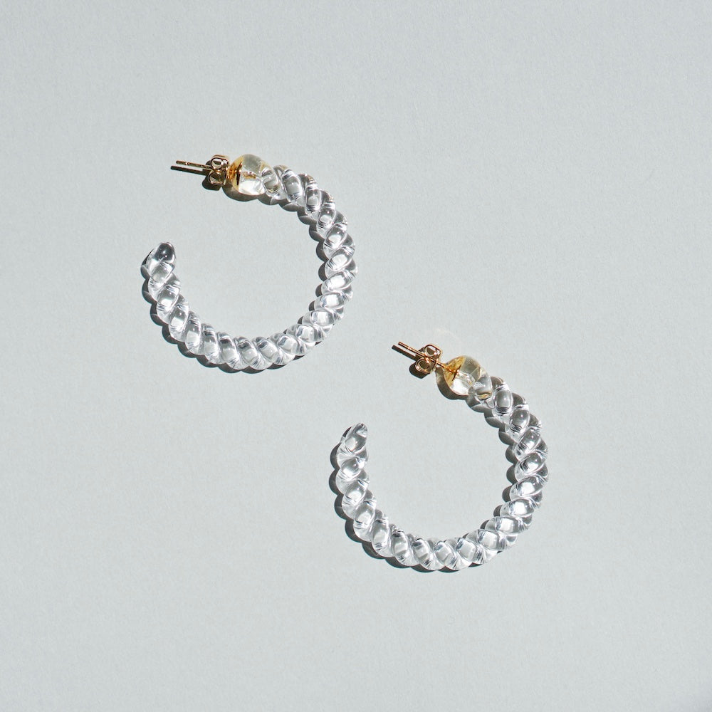 光を透かして煌めくガラス細工のピアス / ネジリ