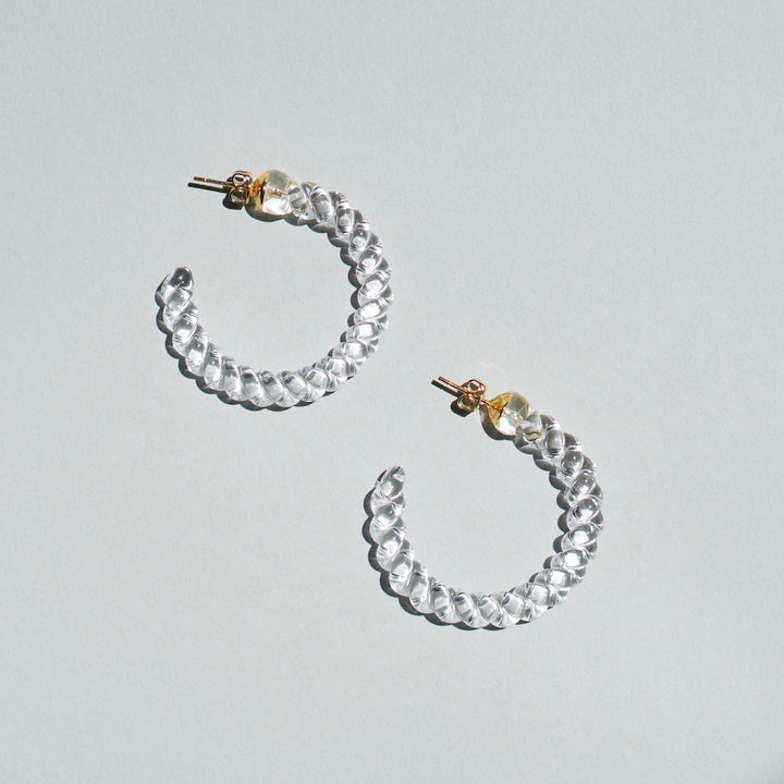 光を透かして煌めくガラス細工のピアス / ネジリ