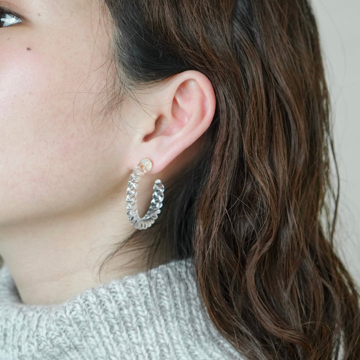 光を透かして煌めくガラス細工のピアス / ネジリ