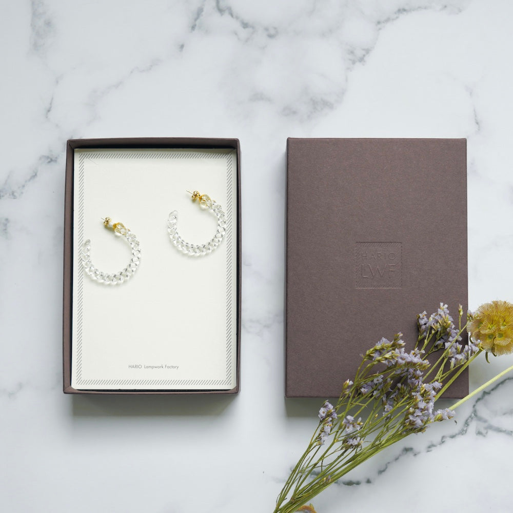 光を透かして煌めくガラス細工のピアス / ネジリ