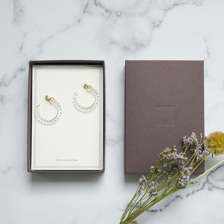 光を透かして煌めくガラス細工のピアス / ネジリ