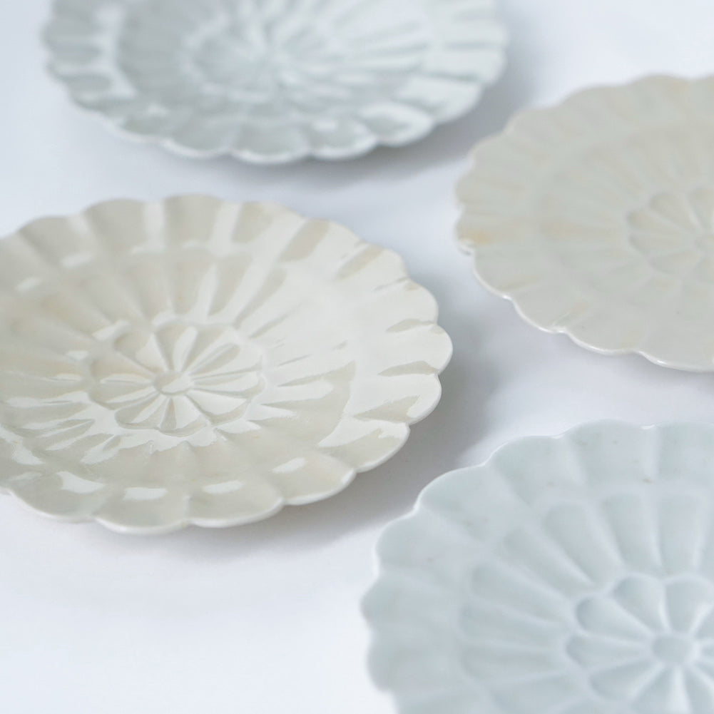 青と琥珀の菊小皿（約13cm）