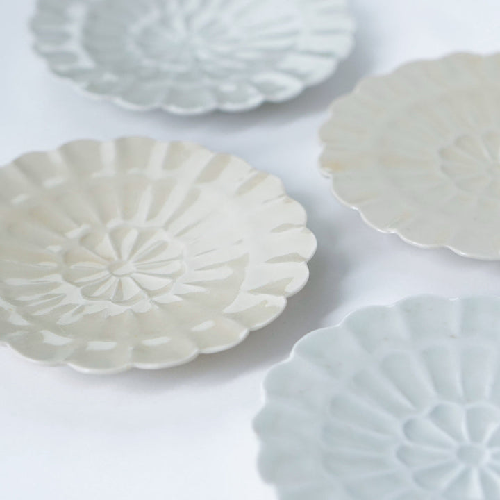 青と琥珀の菊小皿（約13cm）